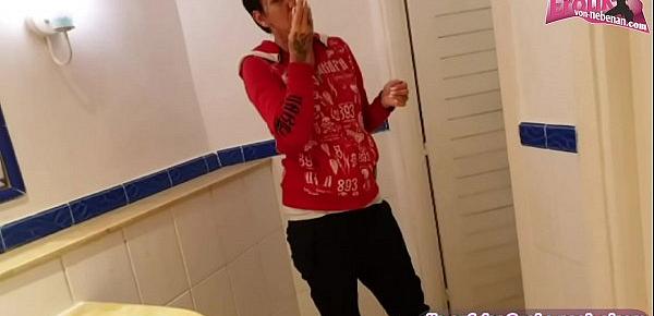Sex auf öffentlicher Toilette mit Gesichtsbesamung bei deutscher skinny milf